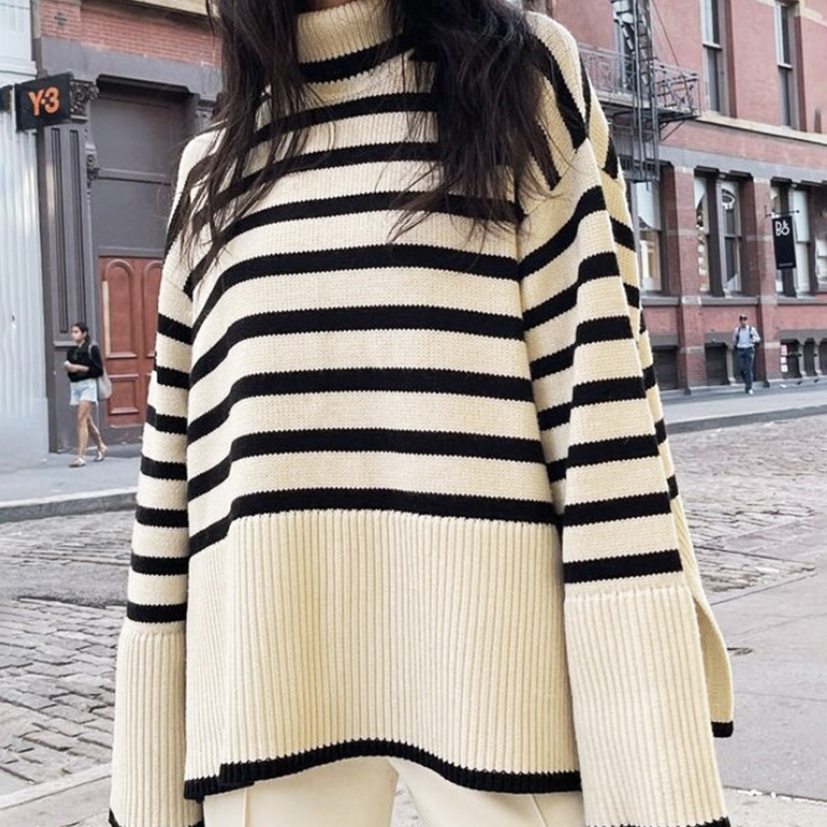 Kiara – Sweter w paski z wysokim dekoltem