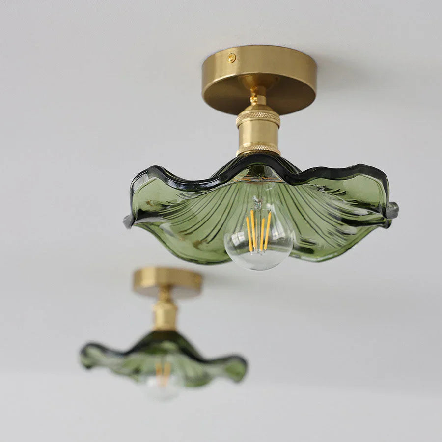 Sufitowa lampa dekoracyjna ze szklanym kloszem w kształcie liścia