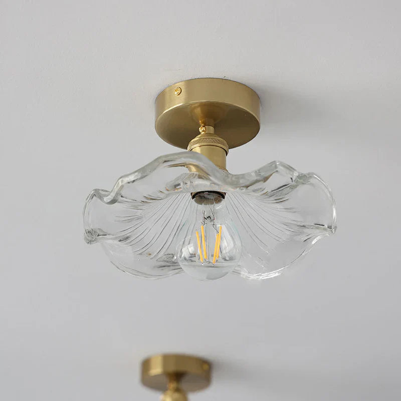 Sufitowa lampa dekoracyjna ze szklanym kloszem w kształcie liścia
