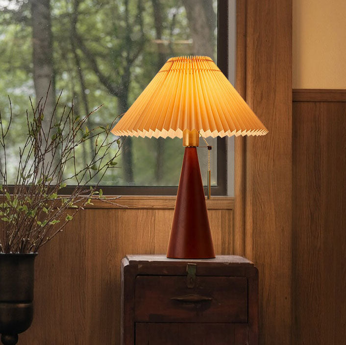 Lampa stołowa z plisowanym kloszem – drewniana podstawa, styl skandynawski