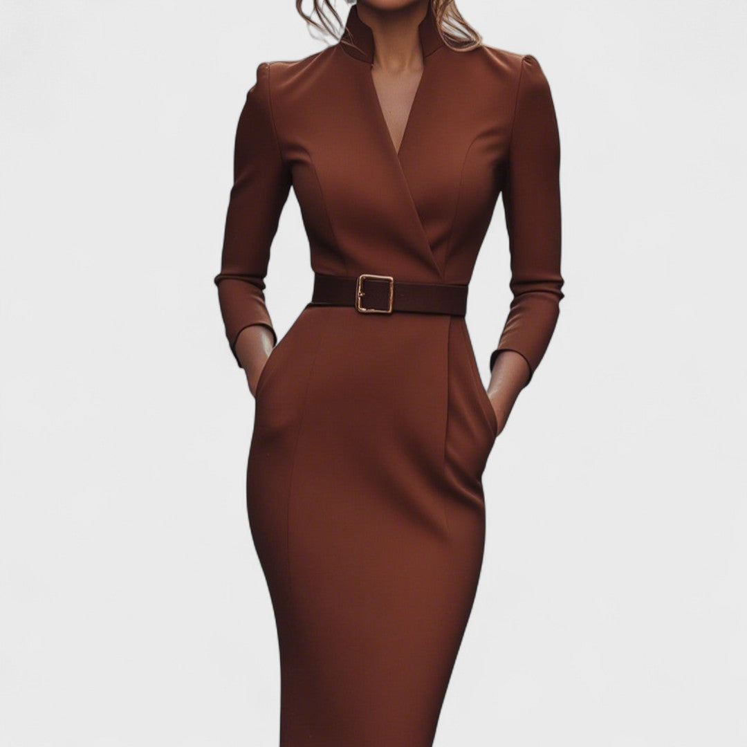 Nadia – Elegancka czarna sukienka ze stójką i paskiem