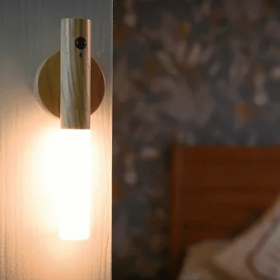 Nowoczesny kinkiet z drewna  – Lampa ścienna LED na magnes, z czujnikiem ruchu