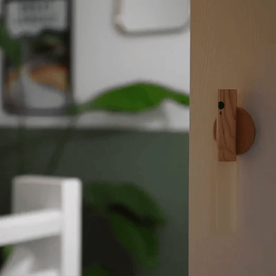 Nowoczesny kinkiet z drewna  – Lampa ścienna LED na magnes, z czujnikiem ruchu