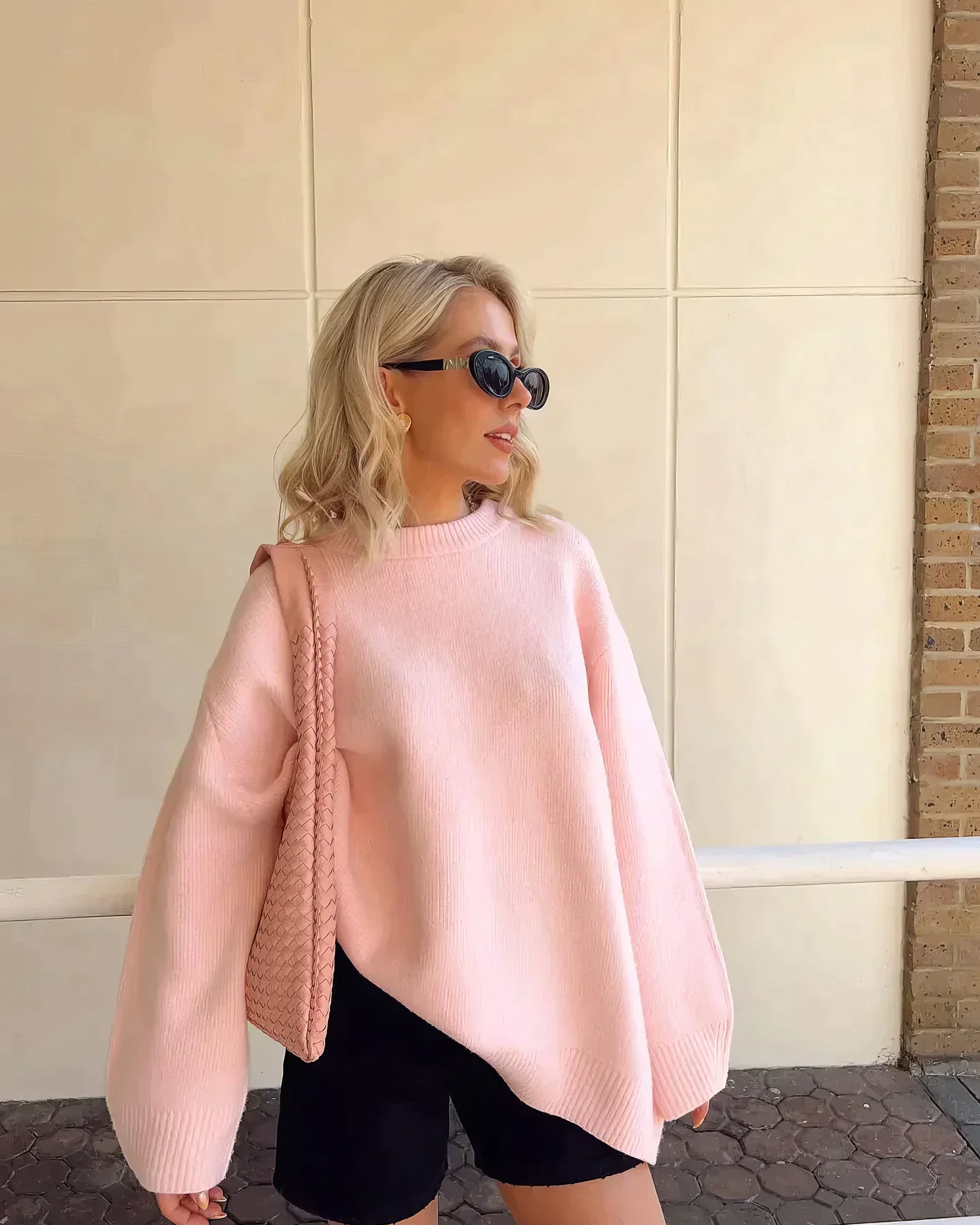 Różowy sweter o wygodnym kroju