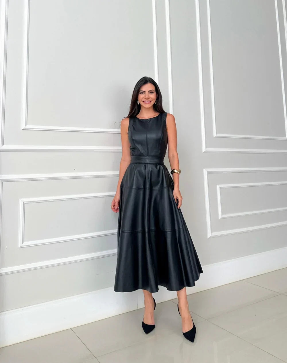 Niewiasta – Sukienka midi ze sztucznej skóry o eleganckim charakterze