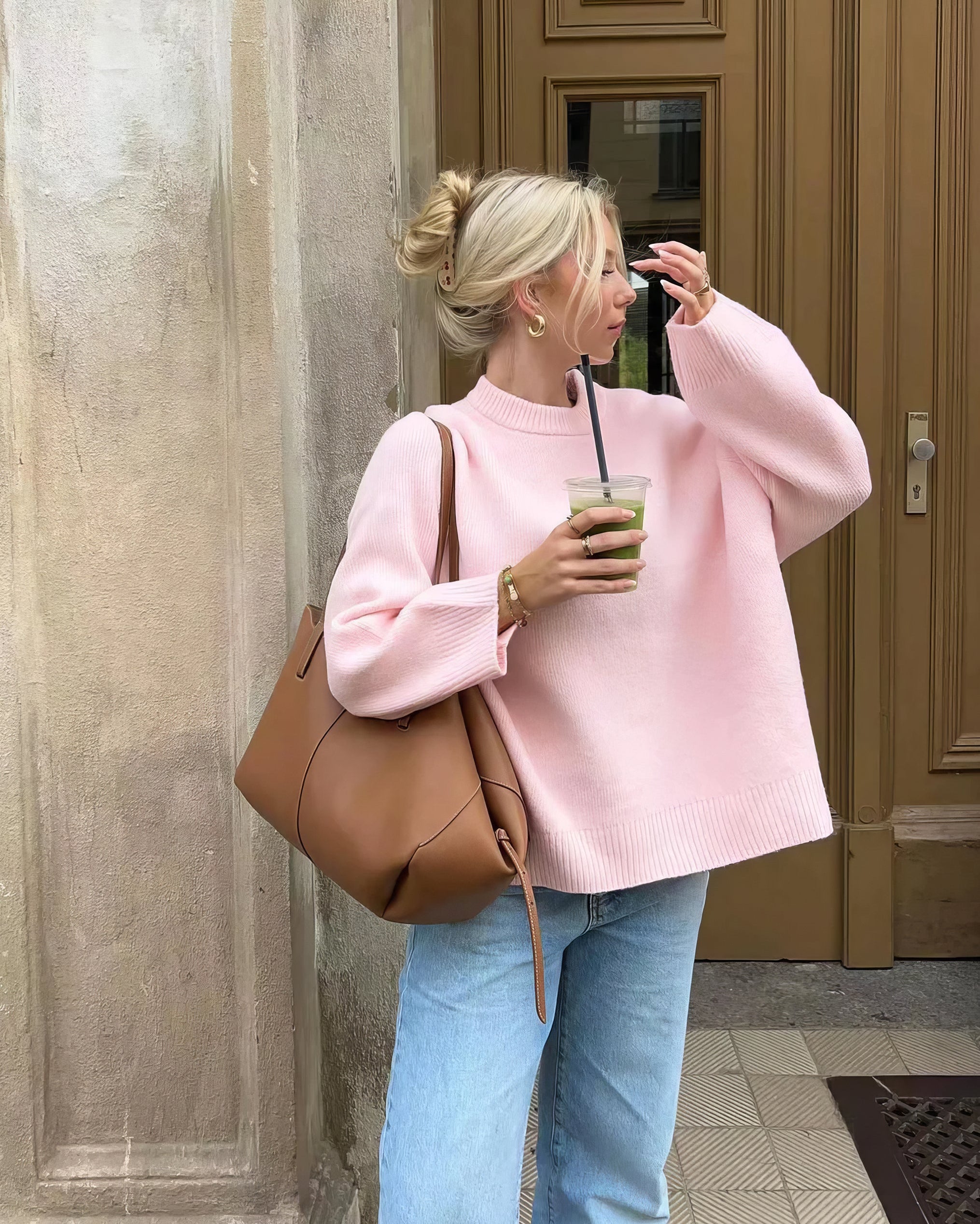 Różowy sweter o wygodnym kroju