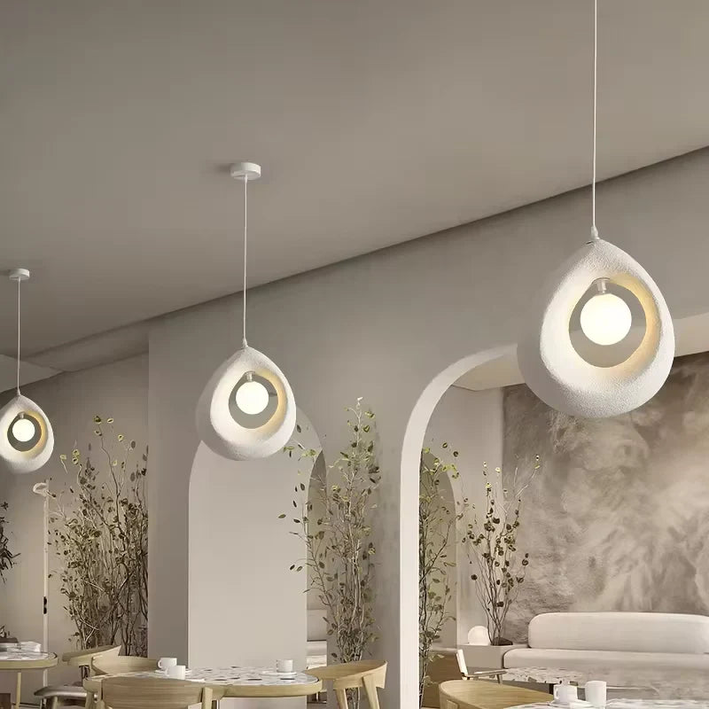 Designerska Lampa Wisząca z Abstrakcyjnym Kloszem – Nowoczesna Rzeźbiarska Forma