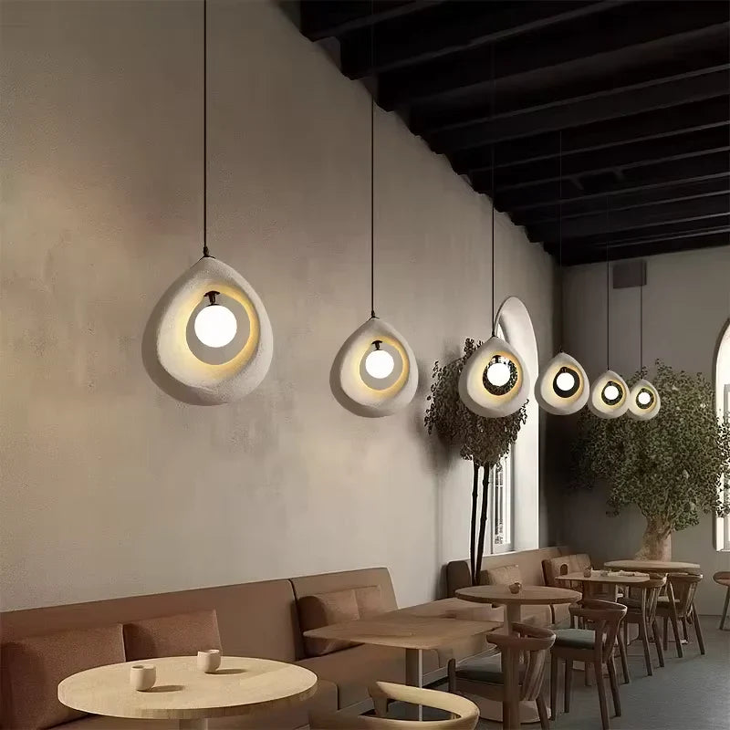Designerska Lampa Wisząca z Abstrakcyjnym Kloszem – Nowoczesna Rzeźbiarska Forma
