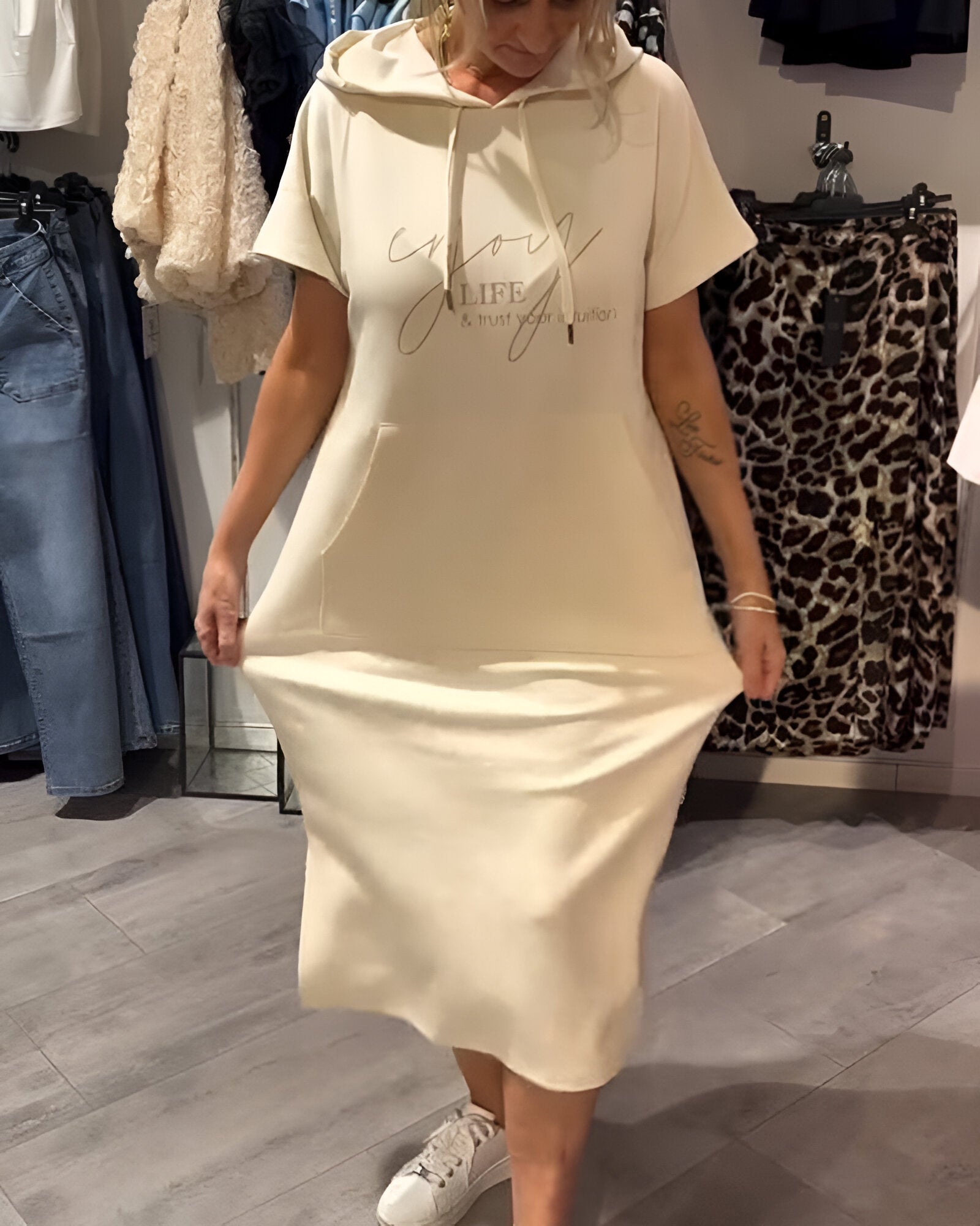 Alina – Codzienna sukienka z kapturem i luzem