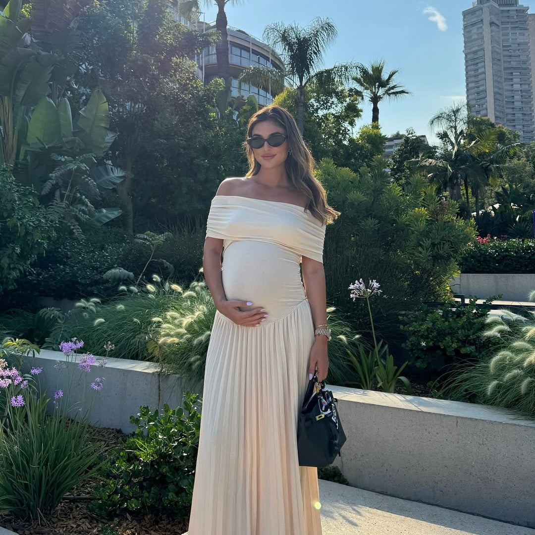 Selena – Elegancka plisowana sukienka ciążowa maxi