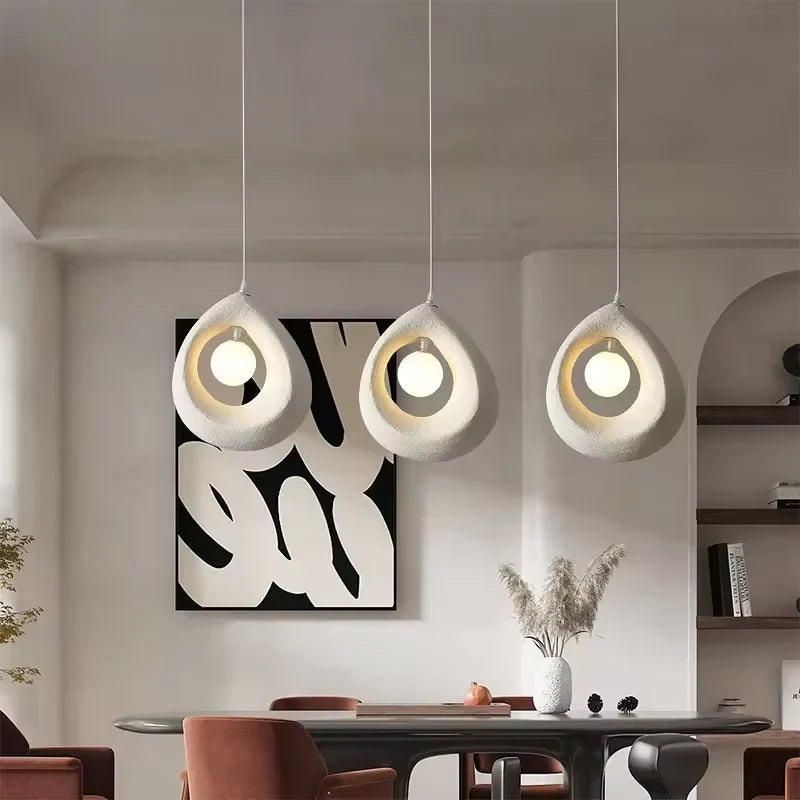 Designerska Lampa Wisząca z Abstrakcyjnym Kloszem – Nowoczesna Rzeźbiarska Forma