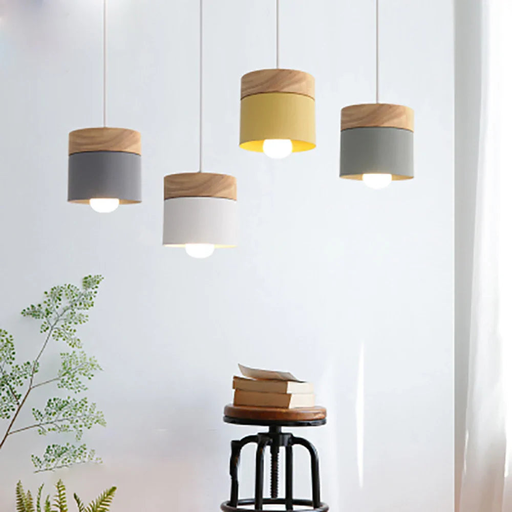 Lampa Wisząca w Stylu Skandynawskim – Metalowy Klosz z Drewnem, Minimalistyczne Oświetlenie