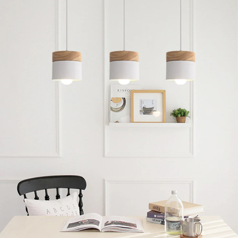 Lampa Wisząca w Stylu Skandynawskim – Metalowy Klosz z Drewnem, Minimalistyczne Oświetlenie