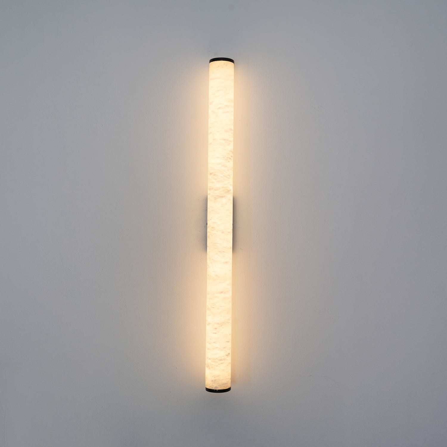 Nowoczesny kinkiet LED z alabastrowym kloszem – elegancka lampa ścienna do sypialni i salonu