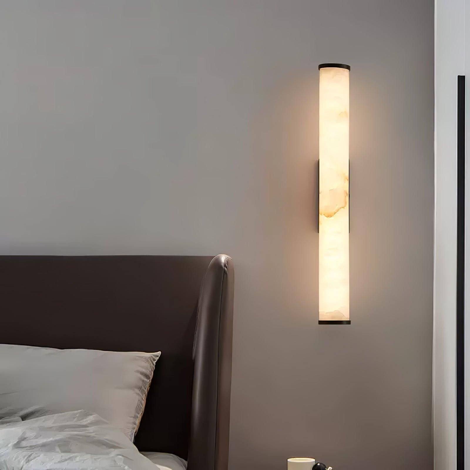 Nowoczesny kinkiet LED z alabastrowym kloszem – elegancka lampa ścienna do sypialni i salonu