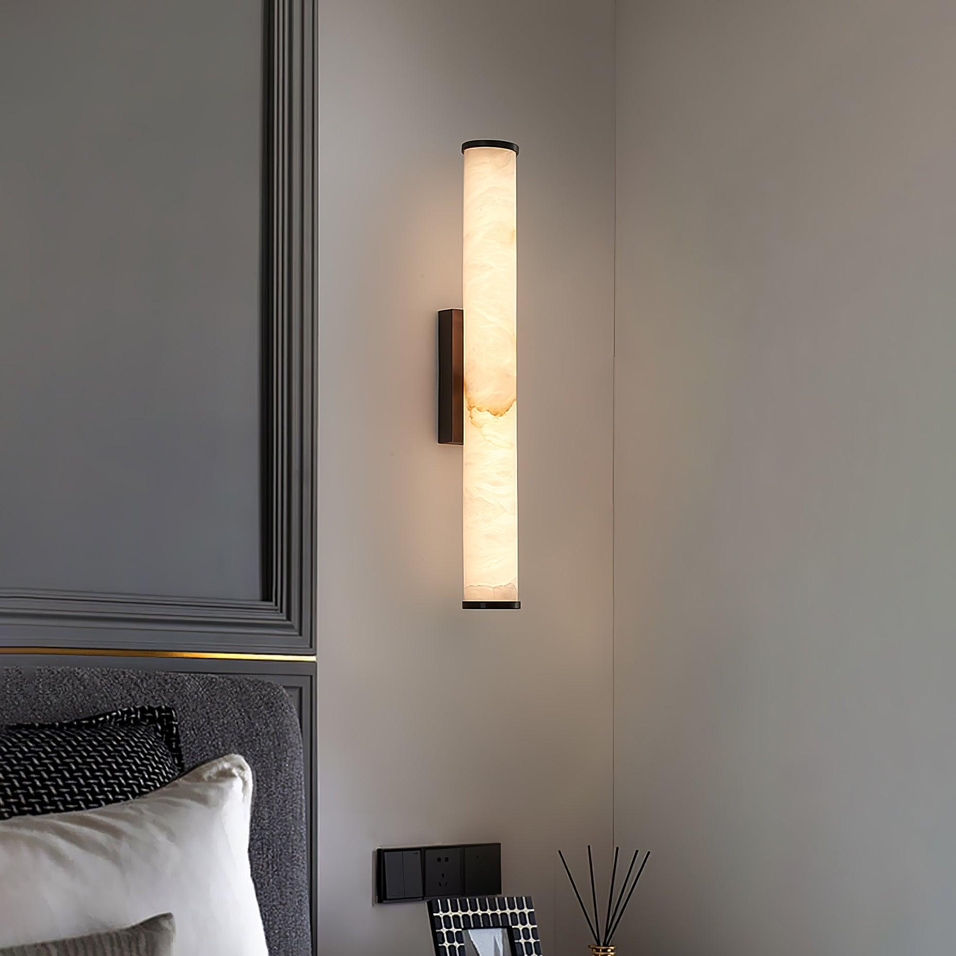 Nowoczesny kinkiet LED z alabastrowym kloszem – elegancka lampa ścienna do sypialni i salonu