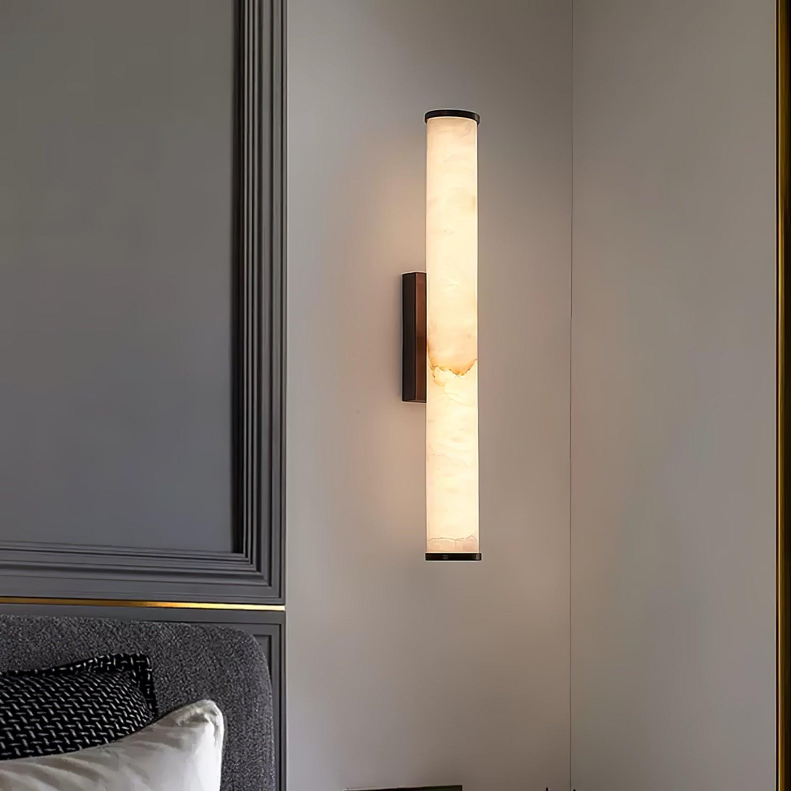 Nowoczesny kinkiet LED z alabastrowym kloszem – elegancka lampa ścienna do sypialni i salonu