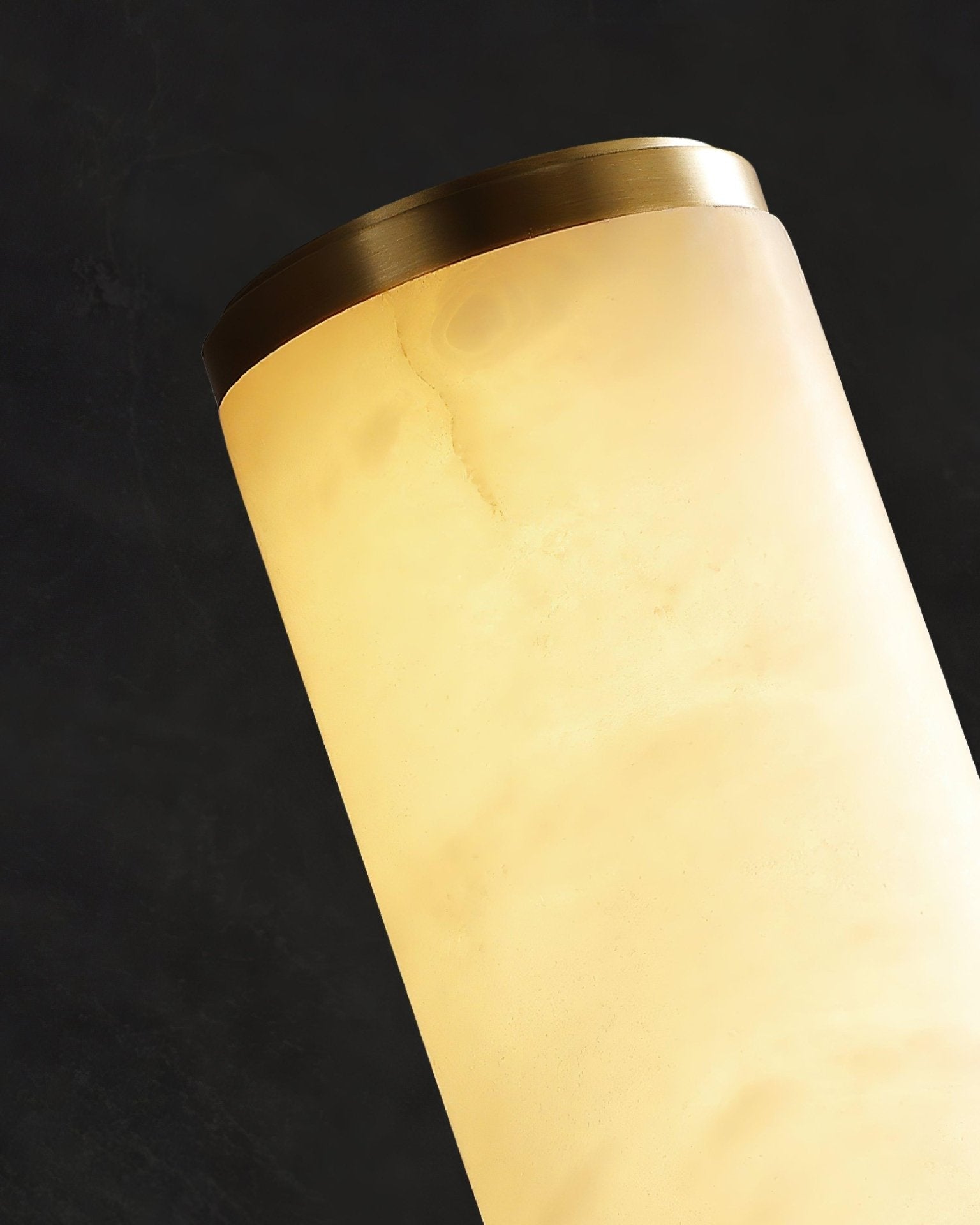 Nowoczesny kinkiet LED z alabastrowym kloszem – elegancka lampa ścienna do sypialni i salonu