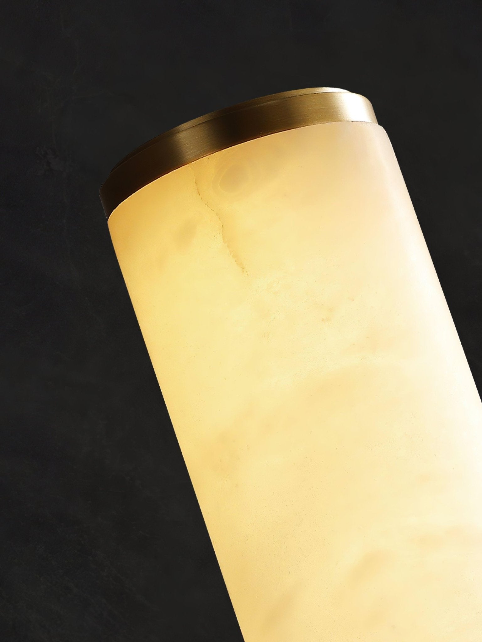 Nowoczesny kinkiet LED z alabastrowym kloszem – elegancka lampa ścienna do sypialni i salonu