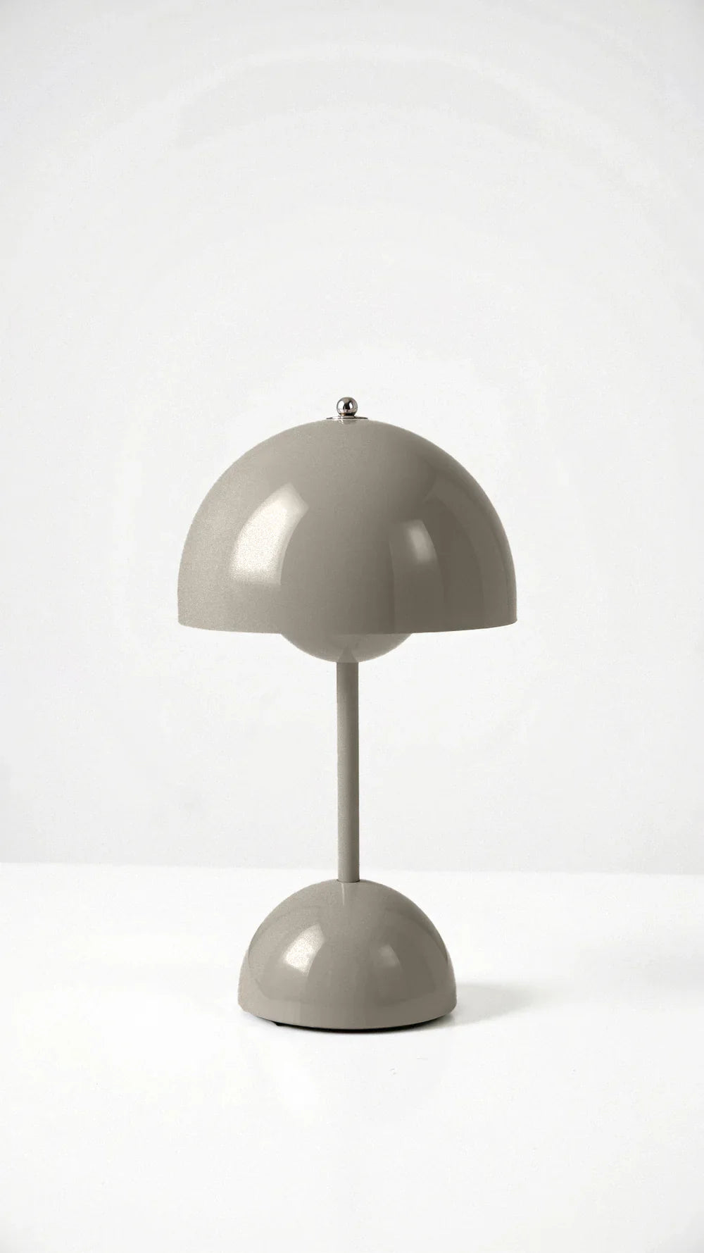 Bezprzewodowa lampa stołowa o minimalistycznym designie