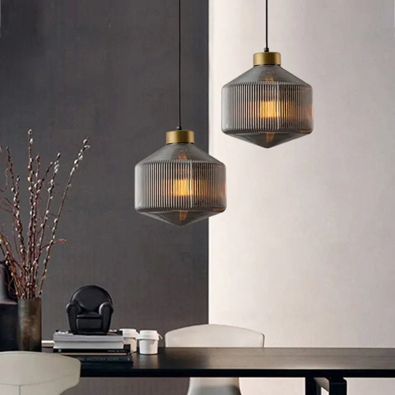 Elegancka szklana lampa wisząca z ryflowanym kloszem