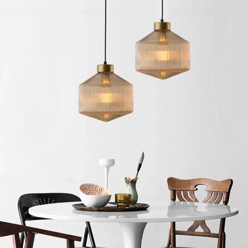 Elegancka szklana lampa wisząca z ryflowanym kloszem