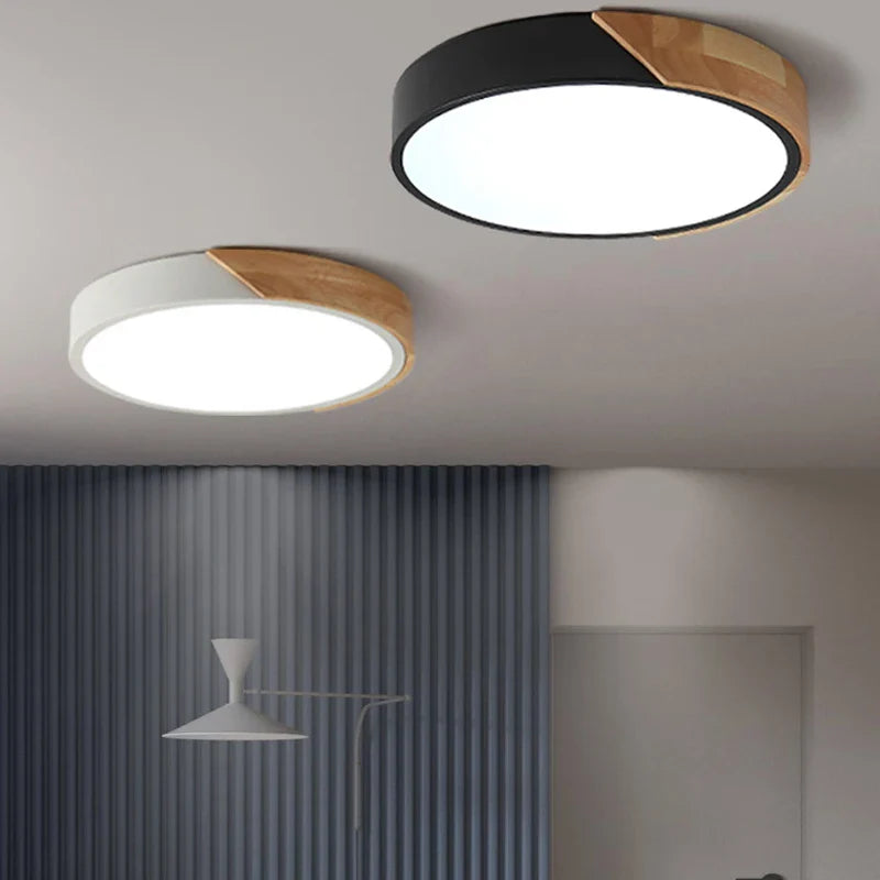 Nowoczesna okrągła lampa sufitowa LED z drewnianym akcentem