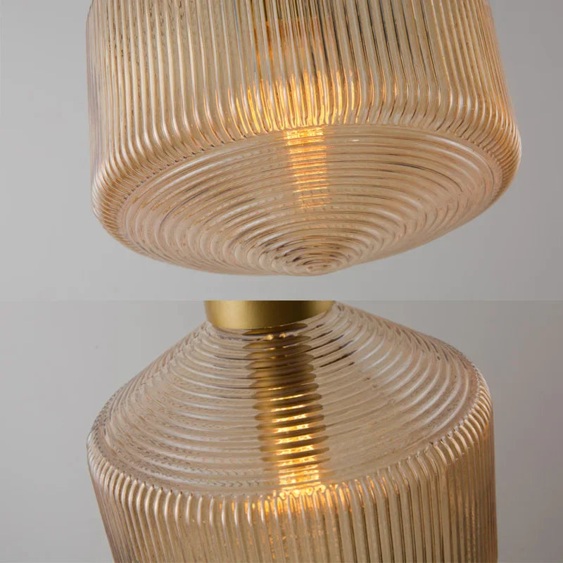 Elegancka szklana lampa wisząca z ryflowanym kloszem