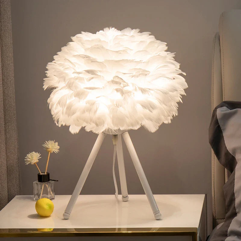 Ekskluzywna lampa stołowa z piór – Dekoracyjna lampa na trójnogu, złota podstawa