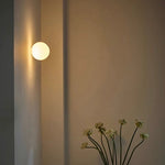 Nowoczesna lampa ścienna LED kula – minimalistyczny kinkiet do sypialni, salonu i korytarza