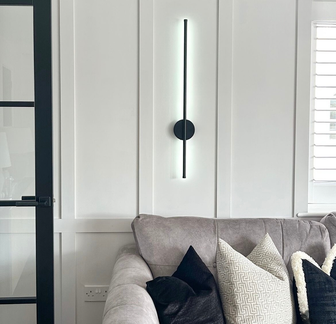 Nowoczesna Lampa Ścienna LED Smukła Pionowa Minimalistyczna
