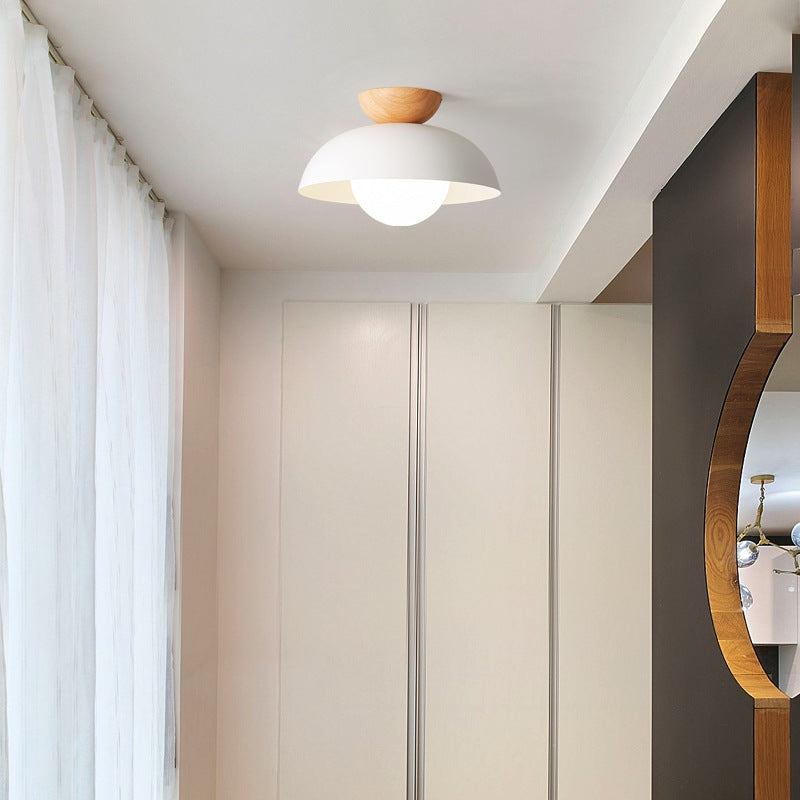 Plafoniera Sufitowa Z Kulistym Kloszem I Minimalistycznym Designem