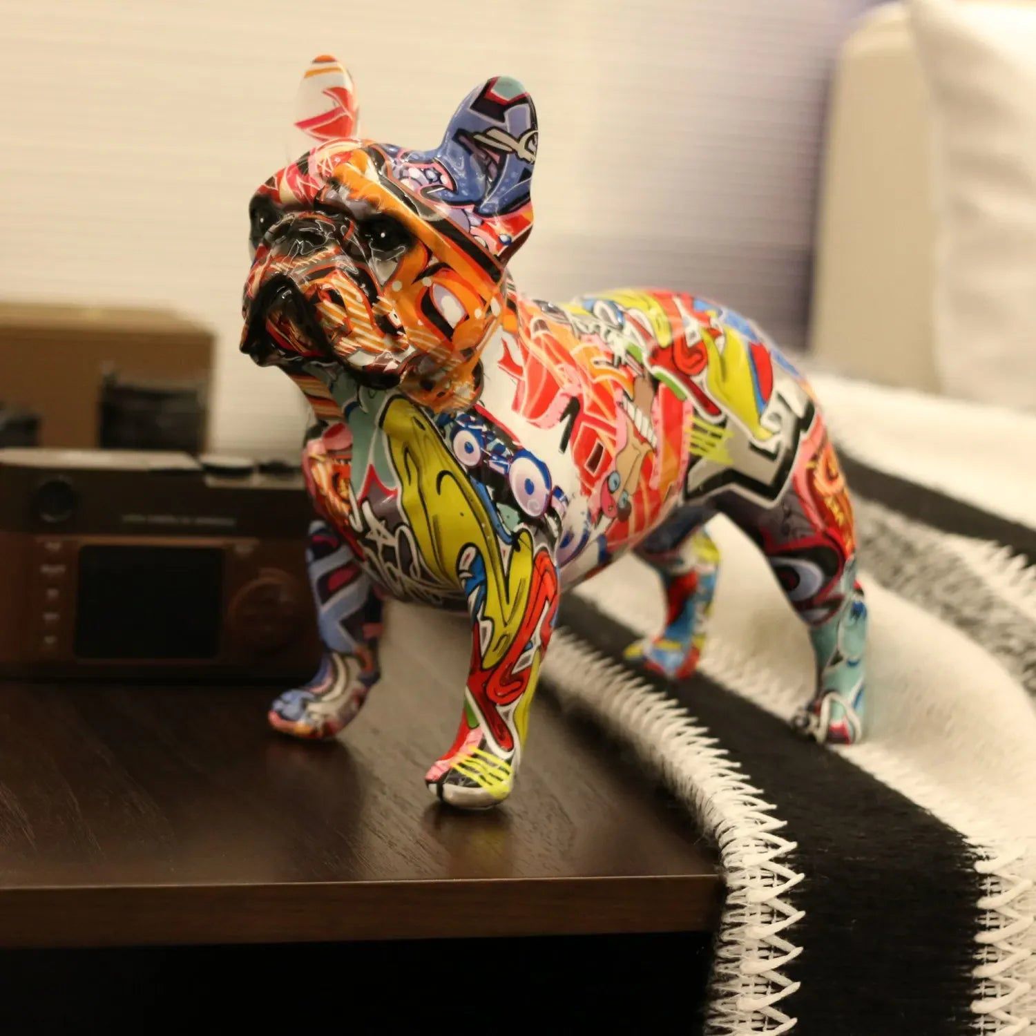Rzeźba Graffiti Bulldog z Żywicy – Kolorowa Dekoracja do Wnętrz, Nowoczesny Styl, 17 cm x 8 cm x 15 cm