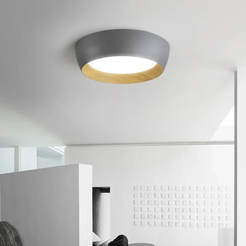 Nowoczesna lampa sufitowa LED z drewnianym akcentem