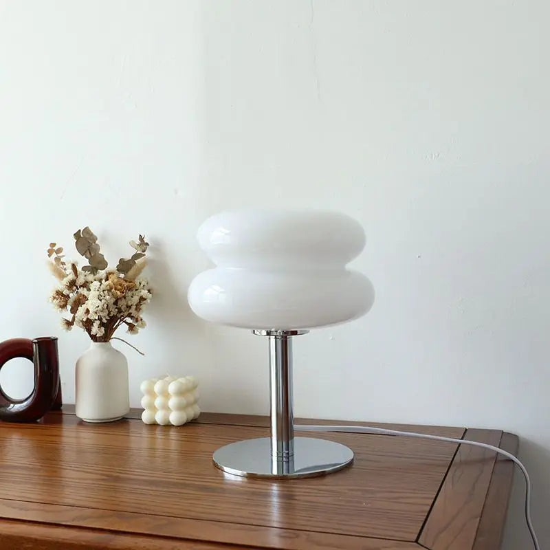 Designerska lampa stołowa bauhaus z kloszem w stylu retro