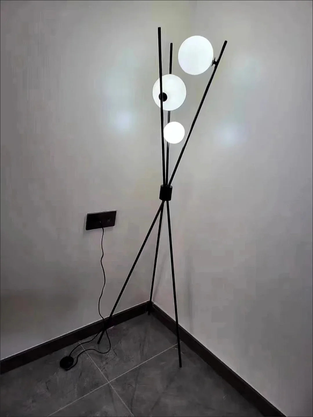 Designerska Lampa Stojąca LED z Kloszami w Kształcie Księżyca – Lampa Stołowa i Podłogowa na Trójnogu