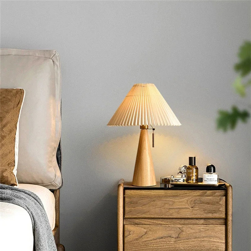Lampa stołowa z plisowanym kloszem – drewniana podstawa, styl skandynawski