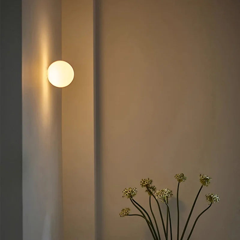 Nowoczesna lampa ścienna LED kula – minimalistyczny kinkiet do sypialni, salonu i korytarza