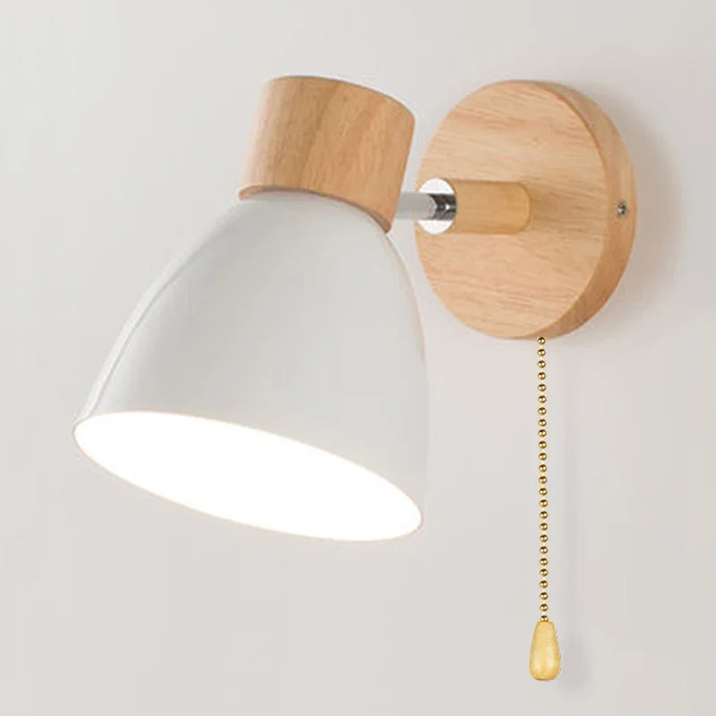 Nowoczesna kinkietowa lampa ścienna z drewnianą bazą i metalowym kloszem