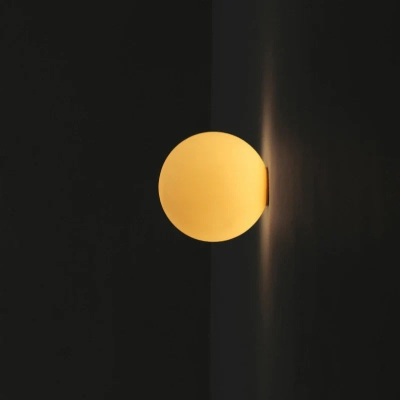 Nowoczesna lampa ścienna LED kula – minimalistyczny kinkiet do sypialni, salonu i korytarza