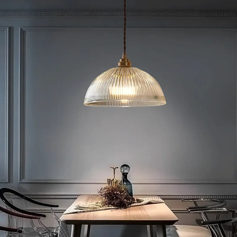 Szklana lampa wisząca w stylu retro z żłobionym kloszem i mosiężnym wykończeniem