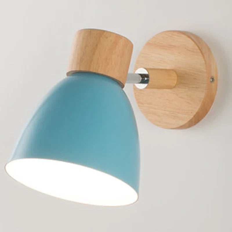 Nowoczesna kinkietowa lampa ścienna z drewnianą bazą i metalowym kloszem