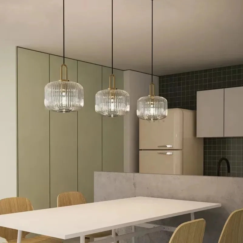Nowoczesna lampa wisząca szklana z ryflowanym kloszem