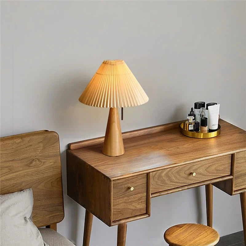 Lampa stołowa z plisowanym kloszem – drewniana podstawa, styl skandynawski
