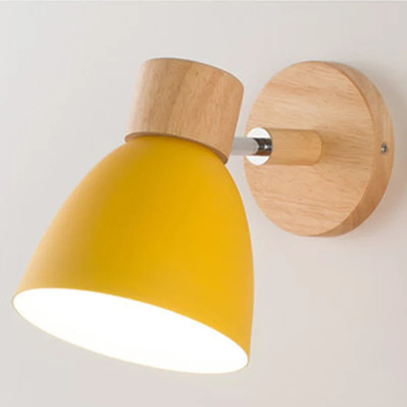 Nowoczesna kinkietowa lampa ścienna z drewnianą bazą i metalowym kloszem