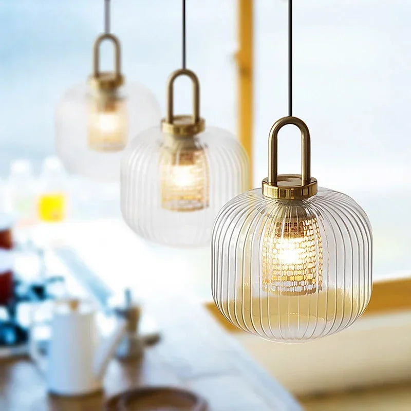 Nowoczesna lampa wisząca szklana z ryflowanym kloszem