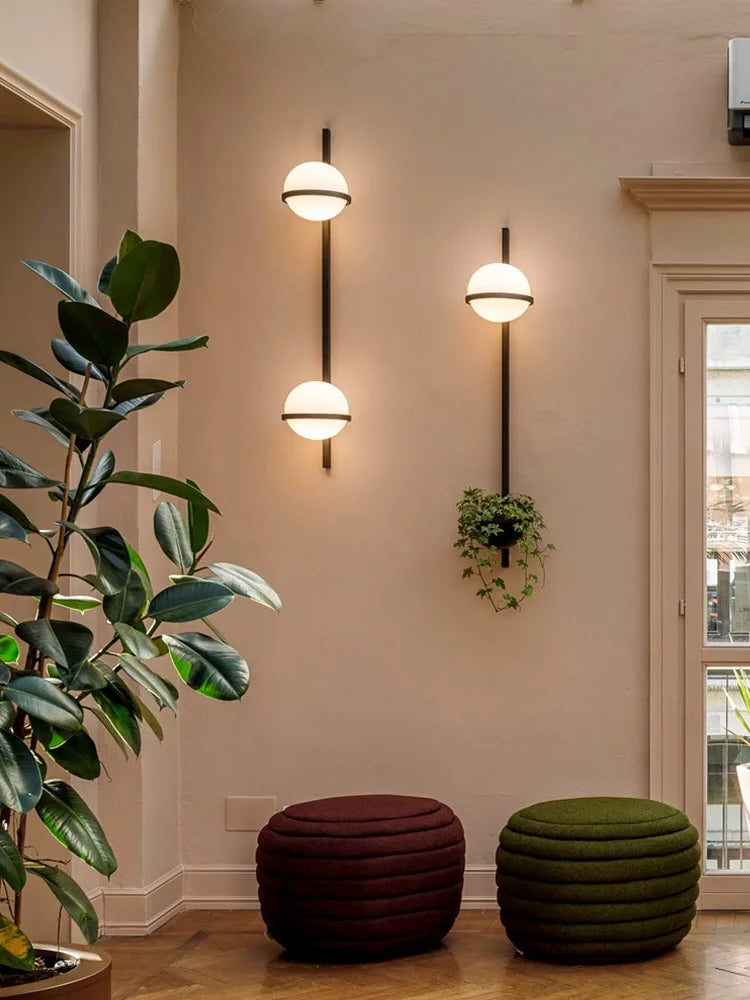 Nowoczesna Kinkietowa Lampa Ścienna z Kulkami LED i Doniczką