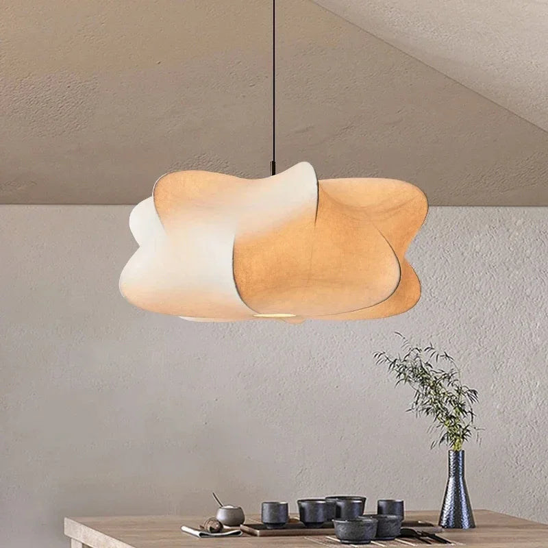 Lampa sufitowa z jedwabnym kloszem w stylu japońskim wabi-sabi