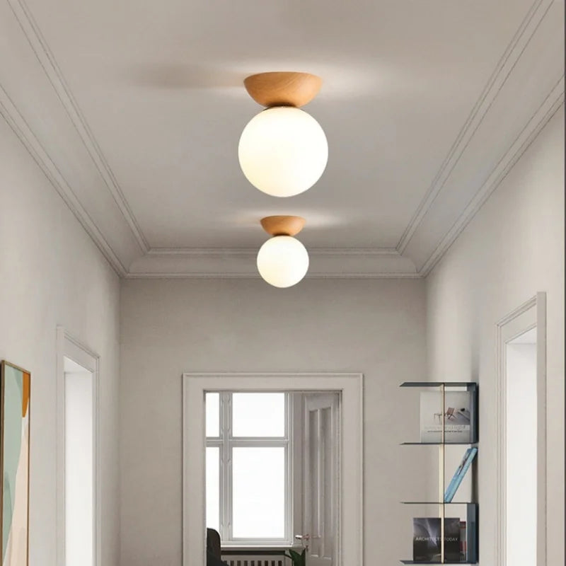 Nowoczesna lampa sufitowa w japońskim stylu  z drewnianą bazą – minimalistyczna kula
