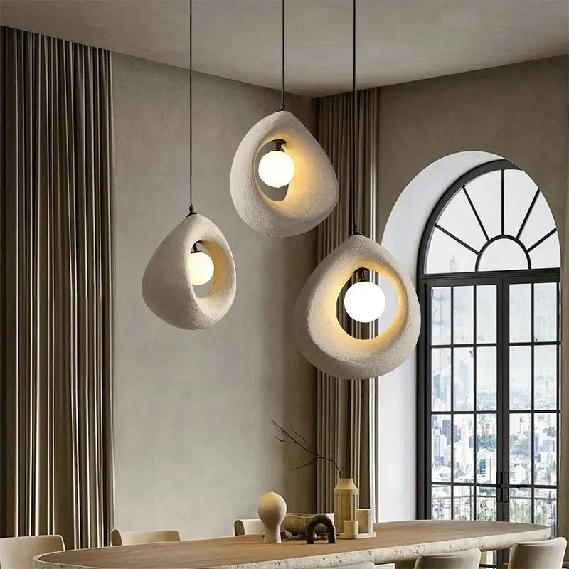 Designerska Lampa Wisząca z Abstrakcyjnym Kloszem – Nowoczesna Rzeźbiarska Forma